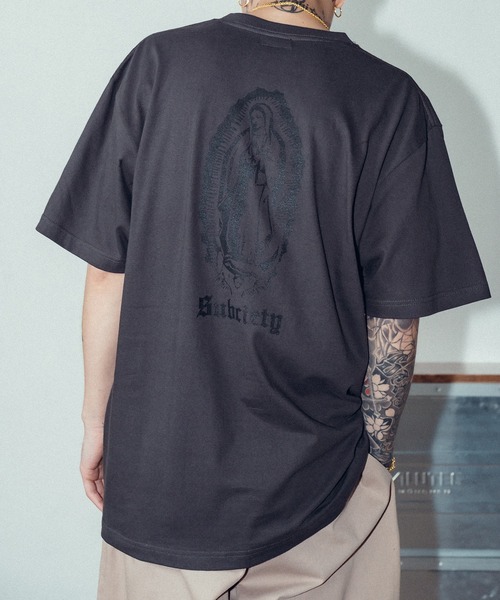 Subciety（サブサエティ）の「MARIA TEE（Tシャツ/カットソー・メンズ・ブラック/ホワイト×ゴールド/ホワイト/ブラック×ゴールド/ブラック×レッド/ブラック×ブラック/レッド/インディゴブルー/ブラック×ピンク/ホワイト系その他2/ブラック×ブルー・LARGE/SMALL/X-LARGE/XX-LARGE/MEDIUM）」の5枚目の写真