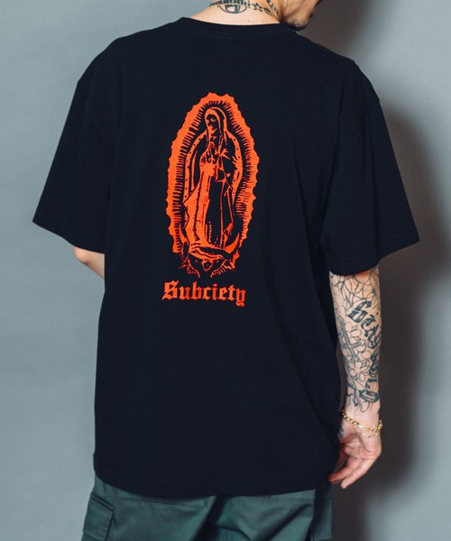 Subciety（サブサエティ）の「MARIA TEE（Tシャツ/カットソー・メンズ・ブラック/ホワイト×ゴールド/ホワイト/ブラック×ゴールド/ブラック×レッド/ブラック×ブラック/レッド/インディゴブルー/ブラック×ピンク/ホワイト系その他2/ブラック×ブルー・LARGE/SMALL/X-LARGE/XX-LARGE/MEDIUM）」の6枚目の写真