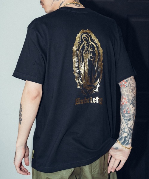 Subciety（サブサエティ）の「MARIA TEE（Tシャツ/カットソー・メンズ・ブラック/ホワイト×ゴールド/ホワイト/ブラック×ゴールド/ブラック×レッド/ブラック×ブラック/レッド/インディゴブルー/ブラック×ピンク/ホワイト系その他2/ブラック×ブルー・LARGE/SMALL/X-LARGE/XX-LARGE/MEDIUM）」の8枚目の写真