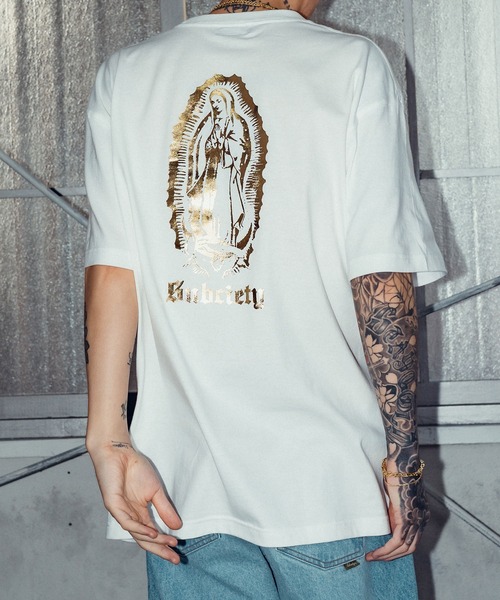 Subciety（サブサエティ）の「MARIA TEE（Tシャツ/カットソー・メンズ・ブラック/ホワイト×ゴールド/ホワイト/ブラック×ゴールド/ブラック×レッド/ブラック×ブラック/レッド/インディゴブルー/ブラック×ピンク/ホワイト系その他2/ブラック×ブルー・LARGE/SMALL/X-LARGE/XX-LARGE/MEDIUM）」の2枚目の写真