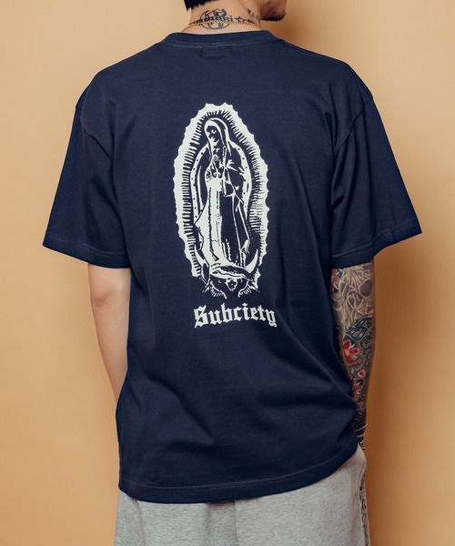 Subciety（サブサエティ）の「MARIA TEE（Tシャツ/カットソー・メンズ・ブラック/ホワイト×ゴールド/ホワイト/ブラック×ゴールド/ブラック×レッド/ブラック×ブラック/レッド/インディゴブルー/ブラック×ピンク/ホワイト系その他2/ブラック×ブルー・LARGE/SMALL/X-LARGE/XX-LARGE/MEDIUM）」の10枚目の写真