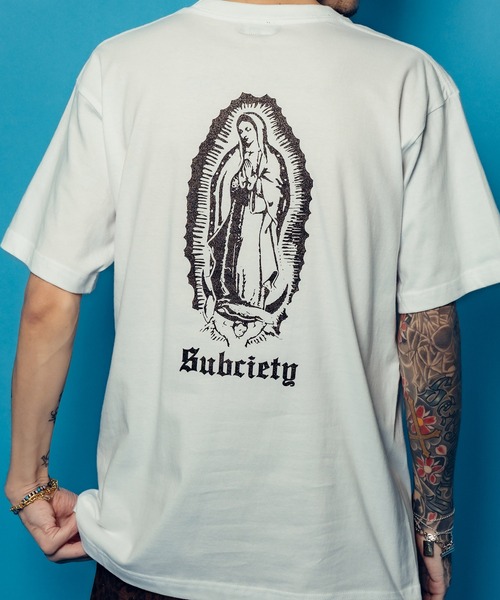 Subciety（サブサエティ）の「MARIA TEE（Tシャツ/カットソー・メンズ・ブラック/ホワイト×ゴールド/ホワイト/ブラック×ゴールド/ブラック×レッド/ブラック×ブラック/レッド/インディゴブルー/ブラック×ピンク/ホワイト系その他2/ブラック×ブルー・LARGE/SMALL/X-LARGE/XX-LARGE/MEDIUM）」の3枚目の写真