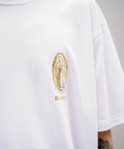 Subciety（サブサエティ）の「MARIA TEE（Tシャツ/カットソー・メンズ・ブラック/ホワイト×ゴールド/ホワイト/ブラック×ゴールド/ブラック×レッド/ブラック×ブラック/レッド/インディゴブルー/ブラック×ピンク/ホワイト系その他2/ブラック×ブルー・LARGE/SMALL/X-LARGE/XX-LARGE/MEDIUM）」の19枚目の写真
