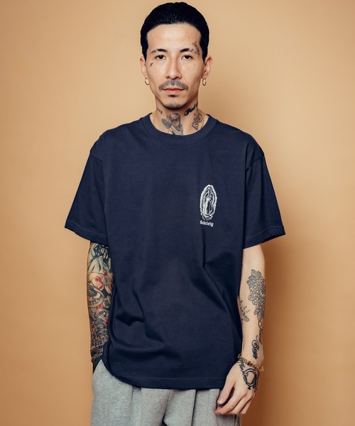 Subciety（サブサエティ）の「MARIA TEE（Tシャツ/カットソー・メンズ・ブラック/ホワイト×ゴールド/ホワイト/ブラック×ゴールド/ブラック×レッド/ブラック×ブラック/レッド/インディゴブルー/ブラック×ピンク/ホワイト系その他2/ブラック×ブルー・LARGE/SMALL/X-LARGE/XX-LARGE/MEDIUM）」の21枚目の写真