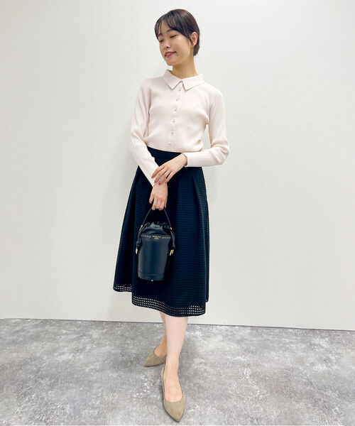 NOLLEY’S（ノーリーズ）の「パール釦 衿付きリブカーディガン（カーディガン/ボレロ・レディース・ブラック/ピンク/アイボリー・38）」の6枚目の写真