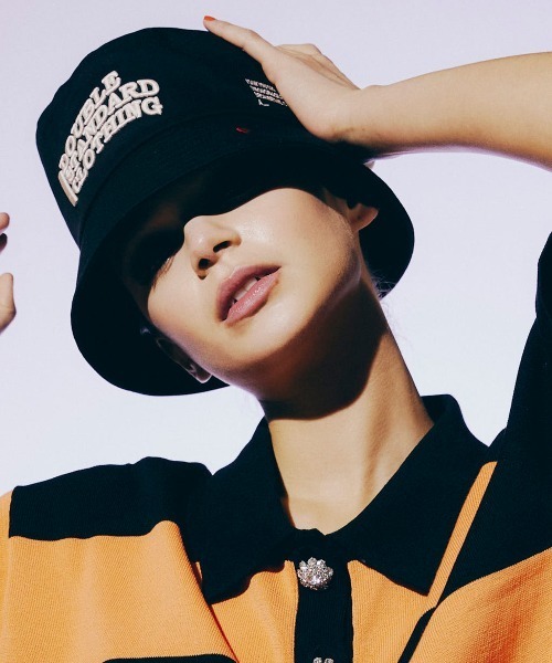 DOUBLE STANDARD CLOTHING（ダブルスタンダードクロージング）の「チノクロスロゴバケットハット（ハット・レディース・ブラック/カーキ・FREE）」の2枚目の写真