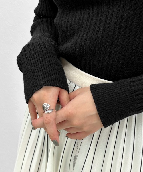 LVEU.(ラブユ.)の「【ZOZOTOWN限定】Asymmetric off-shoulder knit / アシンメトリーオフショルダーニット(ニット/セーター・レディース・グレー/ブラック・FREE)」の9枚目の写真