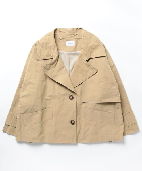 Doux archives（ドゥアルシーヴ）の「ガンフラップショートトレンチコート（トレンチコート・レディース・ベージュ/グレイッシュベージュ・FREE）」の5枚目の写真