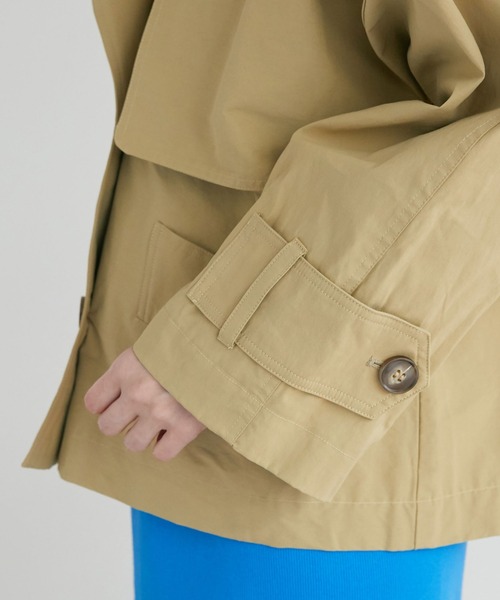 Doux archives（ドゥアルシーヴ）の「ガンフラップショートトレンチコート（トレンチコート・レディース・ベージュ/グレイッシュベージュ・FREE）」の18枚目の写真