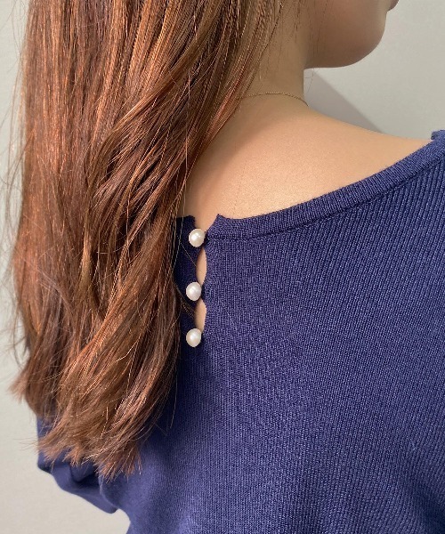 KOBE LETTUCE（コウベレタス）の「選べる2タイプ　パール付きリブニット（ニット/セーター・レディース・ネイビー/ラベンダー/ブラック系/ブルー系/ベージュ系/ネイビー系/パープル系/ブルー/グレイッシュベージュ/ブラック/アイボリー/ホワイト系/ブラウン系/ブラウン・1/2）」の11枚目の写真