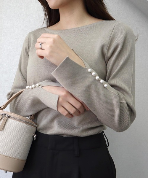 KOBE LETTUCE（コウベレタス）の「選べる2タイプ　パール付きリブニット（ニット/セーター・レディース・ネイビー/ラベンダー/ブラック系/ブルー系/ベージュ系/ネイビー系/パープル系/ブルー/グレイッシュベージュ/ブラック/アイボリー/ホワイト系/ブラウン系/ブラウン・1/2）」の7枚目の写真