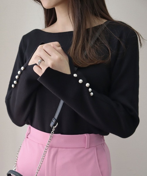 KOBE LETTUCE（コウベレタス）の「選べる2タイプ　パール付きリブニット（ニット/セーター・レディース・ネイビー/ラベンダー/ブラック系/ブルー系/ベージュ系/ネイビー系/パープル系/ブルー/グレイッシュベージュ/ブラック/アイボリー/ホワイト系/ブラウン系/ブラウン・1/2）」の4枚目の写真