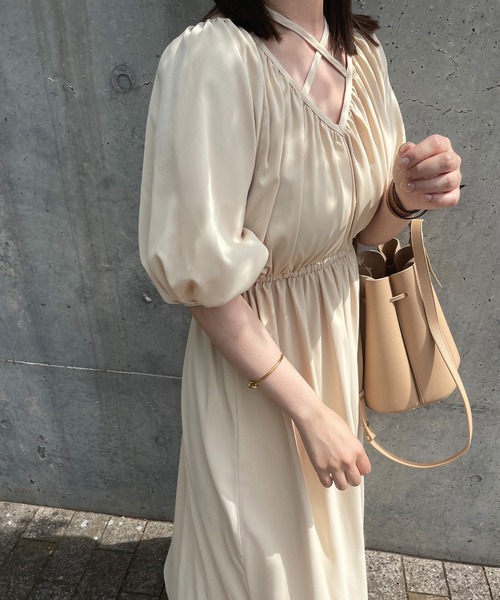 JUNOAH（ジュノア）の「クロスリボン2wayウエストギャザーフレアワンピース（ワンピース・レディース・ライトベージュ/ブラック/モカ・MEDIUM/LARGE/X-LARGE）」の4枚目の写真