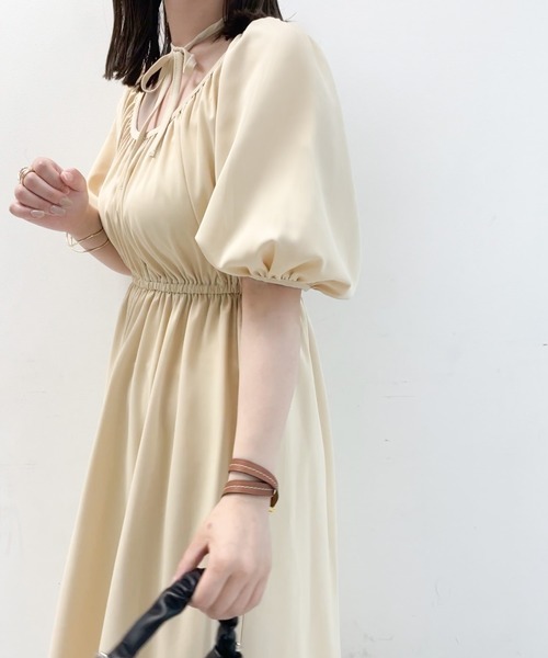 JUNOAH（ジュノア）の「クロスリボン2wayウエストギャザーフレアワンピース（ワンピース・レディース・ライトベージュ/ブラック/モカ・MEDIUM/LARGE/X-LARGE）」の7枚目の写真