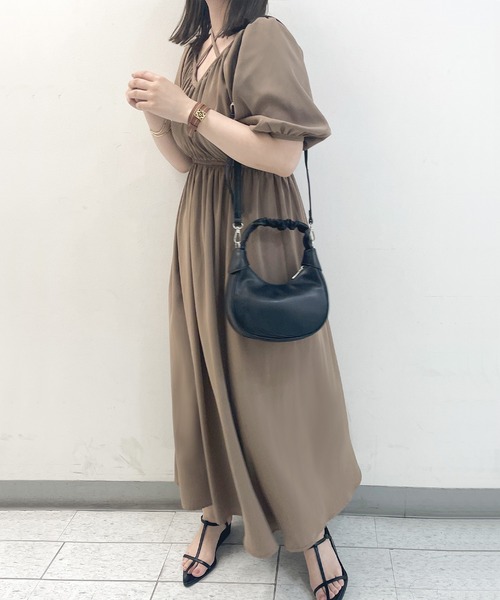 JUNOAH（ジュノア）の「クロスリボン2wayウエストギャザーフレアワンピース（ワンピース・レディース・ライトベージュ/ブラック/モカ・MEDIUM/LARGE/X-LARGE）」の5枚目の写真