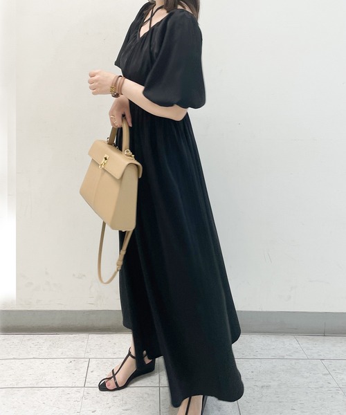 JUNOAH（ジュノア）の「クロスリボン2wayウエストギャザーフレアワンピース（ワンピース・レディース・ライトベージュ/ブラック/モカ・MEDIUM/LARGE/X-LARGE）」の21枚目の写真