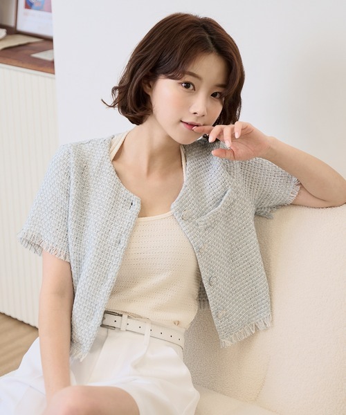 UNE MANSION（ユヌマンション）の「ノーカラータッセルツイードクロップドジャケット（ブルゾン・レディース・ブラック/ライトブルー・FREE）」の2枚目の写真