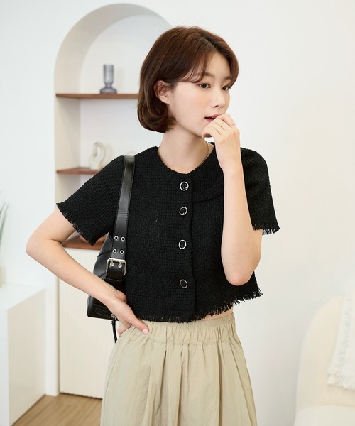 UNE MANSION（ユヌマンション）の「ノーカラータッセルツイードクロップドジャケット（ブルゾン・レディース・ブラック/ライトブルー・FREE）」の3枚目の写真