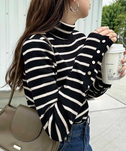 DISCOAT（ディスコート）の「【13色展開/多色買い◎/万能インナー】リブ袖口ボタンタートル《WEB限定》（ニット/セーター・レディース・グリーン系その他/ネイビー/オレンジ/ブラウン/レッド/アイボリー/ホワイト×ブラック/スカイブルー/ブラック/ブラック系その他/ブルー/ダークグリーン/グレー・FREE）」の5枚目の写真