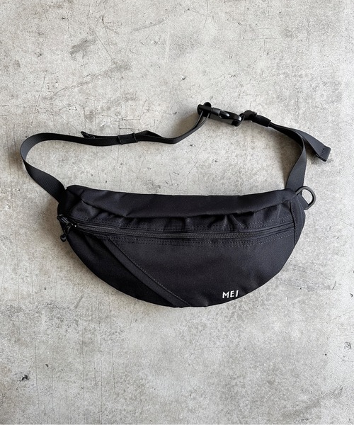 MEI（メイ）の「ST: MEI メイ  BOTTOMLINE ウエストバッグ（ボディバッグ/ウエストポーチ・レディース・ブラック/オリーブ/ベージュ/グレー/ブルー・FREE）」の2枚目の写真