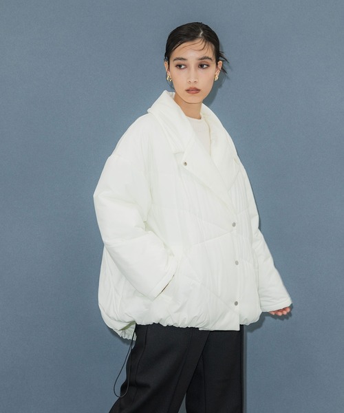 UNITED TOKYO（ユナイテッドトウキョウ）の「【WEB限定】アルテーションステッチコート｜防シワ/静電気防止/軽量/撥水加工中綿（ダウンジャケット/コート・レディース・ブラック/オフホワイト・1/2）」の6枚目の写真