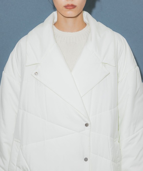 UNITED TOKYO（ユナイテッドトウキョウ）の「【WEB限定】アルテーションステッチコート｜防シワ/静電気防止/軽量/撥水加工中綿（ダウンジャケット/コート・レディース・ブラック/オフホワイト・1/2）」の8枚目の写真