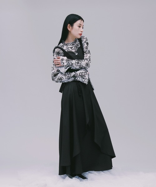 Ellno de Mavie(エルノデメヴィ)の「フロッキーフラワーラメチュールインナー(Tシャツ/カットソー・レディース・ブラック/オフホワイト・FREE)」の4枚目の写真