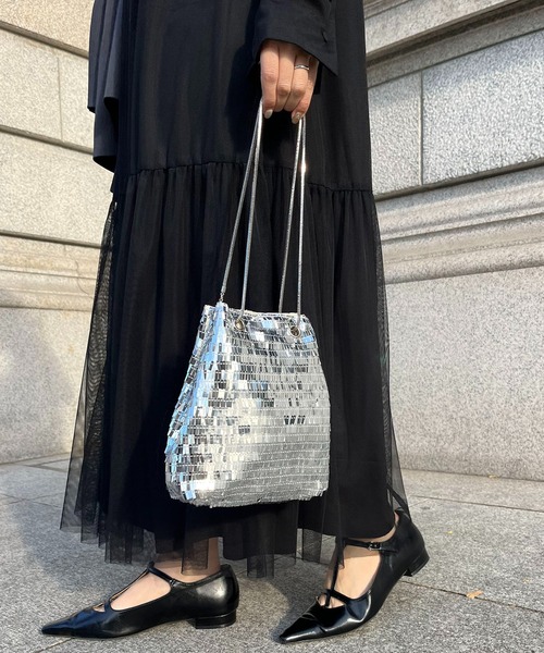 CAPRICIEUX LE'MAGE(カプリシューレマージュ)の「メタリック巾着バッグ(ショルダーバッグ・レディース・シルバー・FREE)」の1枚目の写真