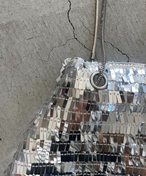 CAPRICIEUX LE'MAGE(カプリシューレマージュ)の「メタリック巾着バッグ(ショルダーバッグ・レディース・シルバー・FREE)」の4枚目の写真