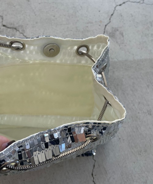 CAPRICIEUX LE'MAGE(カプリシューレマージュ)の「メタリック巾着バッグ(ショルダーバッグ・レディース・シルバー・FREE)」の6枚目の写真