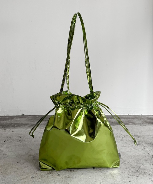 SPRUCE(スプルース)の「EM:SPRUCE ラパス巾着トート メタリックビッグトート メタリックシルバー メタリックゴールド メタリックブラック メタリックグリーン(ショルダーバッグ・レディース・ブラック/グリーン/シルバー/ゴールド・FREE)」の2枚目の写真