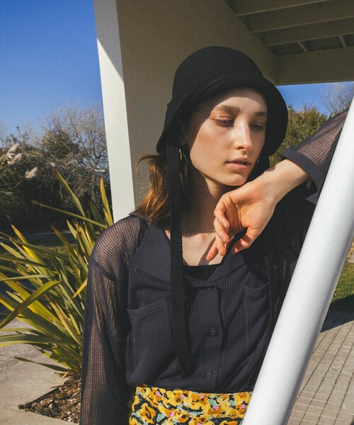 N.（N. Natural Beauty Basic）（エヌエヌナチュラルビューティーベーシック）の「◆針抜きシアー開襟ニットカーディガン（カーディガン/ボレロ・レディース・チャコールグレー/オフホワイト/ブルー・MEDIUM）」の6枚目の写真