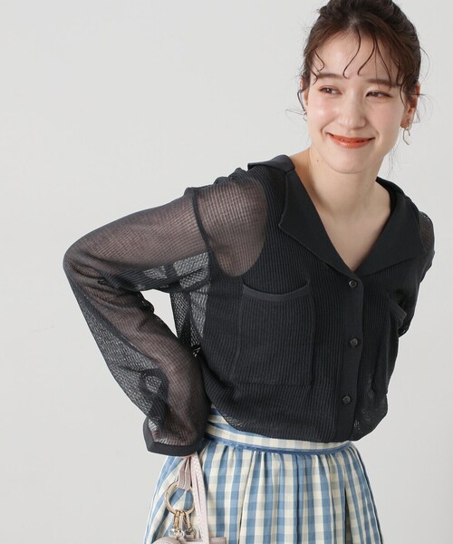 N.（N. Natural Beauty Basic）（エヌエヌナチュラルビューティーベーシック）の「◆針抜きシアー開襟ニットカーディガン（カーディガン/ボレロ・レディース・チャコールグレー/オフホワイト/ブルー・MEDIUM）」の9枚目の写真
