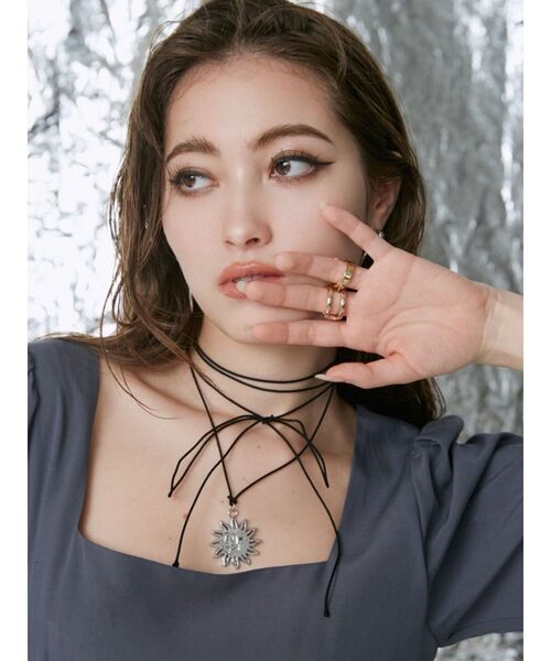 EVRIS(エヴリス)の「SUNNY MOTIF CHOKERネックレス(ネックレス・レディース・シルバー・FREE)」の2枚目の写真