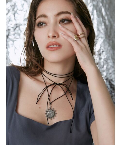 EVRIS(エヴリス)の「SUNNY MOTIF CHOKERネックレス(ネックレス・レディース・シルバー・FREE)」の4枚目の写真