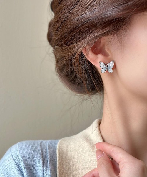 LA VORAGINE(ラ ヴォラジネ)の「アレルギー対応クリスタル蝶ピアス(ピアス(両耳用)・レディース・ライトピンク/ブルー・FREE)」の4枚目の写真