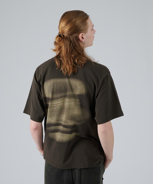 WISH FOR EVER(ウィッシュフォーエバー)の「PIGMENT SPRAY DESIGN BACK PRINT T/ピグメントスプレーデザインバックプリントT(Tシャツ/カットソー・メンズ・ブラウン/オフホワイト/チャコール・LARGE/MEDIUM)」の3枚目の写真
