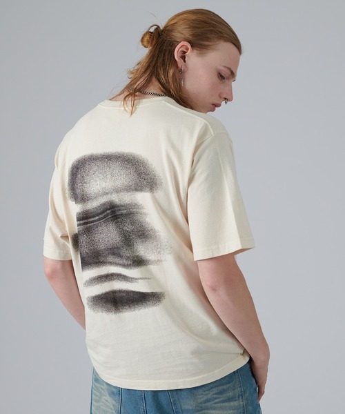 WISH FOR EVER(ウィッシュフォーエバー)の「PIGMENT SPRAY DESIGN BACK PRINT T/ピグメントスプレーデザインバックプリントT(Tシャツ/カットソー・メンズ・ブラウン/オフホワイト/チャコール・LARGE/MEDIUM)」の2枚目の写真