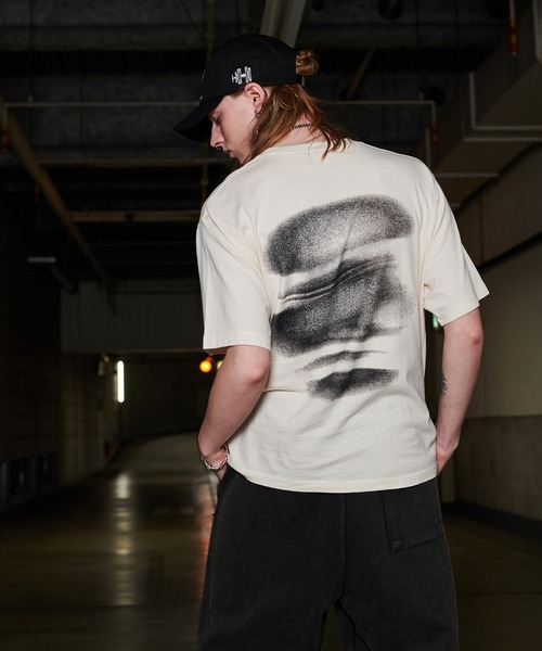 WISH FOR EVER(ウィッシュフォーエバー)の「PIGMENT SPRAY DESIGN BACK PRINT T/ピグメントスプレーデザインバックプリントT(Tシャツ/カットソー・メンズ・ブラウン/オフホワイト/チャコール・LARGE/MEDIUM)」の5枚目の写真