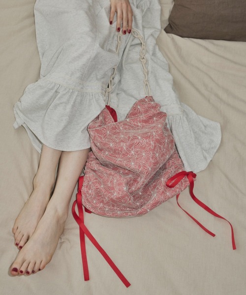 idem(イデム)の「bicolor lace drawstring bag/バイカラーレースドロストバッグ(ショルダーバッグ・レディース・ブルー/クリーム/レッド・FREE)」の14枚目の写真