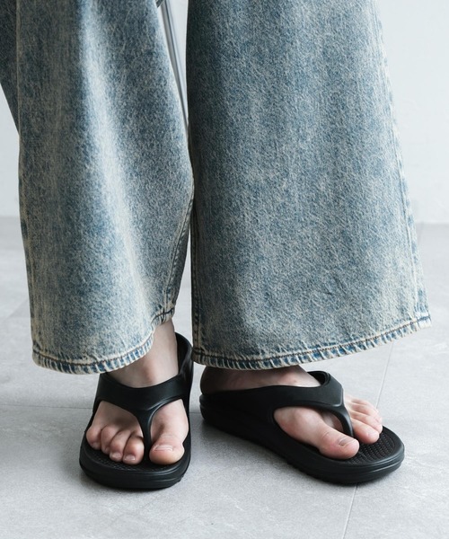MEI（メイ）の「【MEI/メイ】Tong Sandal/トングサンダル（サンダル・メンズ・ブラック/ダークグレー・LARGE/MEDIUM）」の2枚目の写真