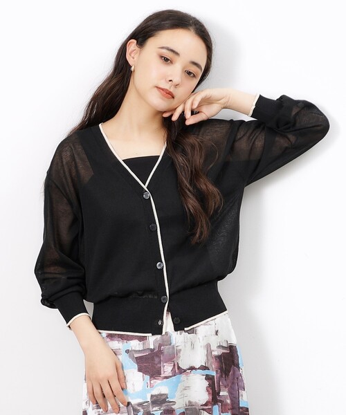 OPAQUE.CLIP(オペークドットクリップ)の「配色ラインVネックシアーカーディガン【洗濯機洗い可】(カーディガン/ボレロ・レディース・ホワイト系5/ブラック系4/ブラウン系その他5・38/40/42)」の5枚目の写真