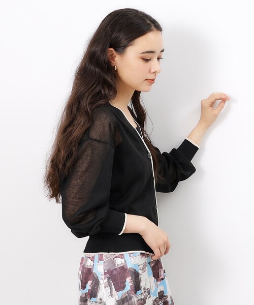 OPAQUE.CLIP(オペークドットクリップ)の「配色ラインVネックシアーカーディガン【洗濯機洗い可】(カーディガン/ボレロ・レディース・ホワイト系5/ブラック系4/ブラウン系その他5・38/40/42)」の6枚目の写真