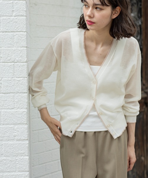 OPAQUE.CLIP(オペークドットクリップ)の「配色ラインVネックシアーカーディガン【洗濯機洗い可】(カーディガン/ボレロ・レディース・ホワイト系5/ブラック系4/ブラウン系その他5・38/40/42)」の2枚目の写真