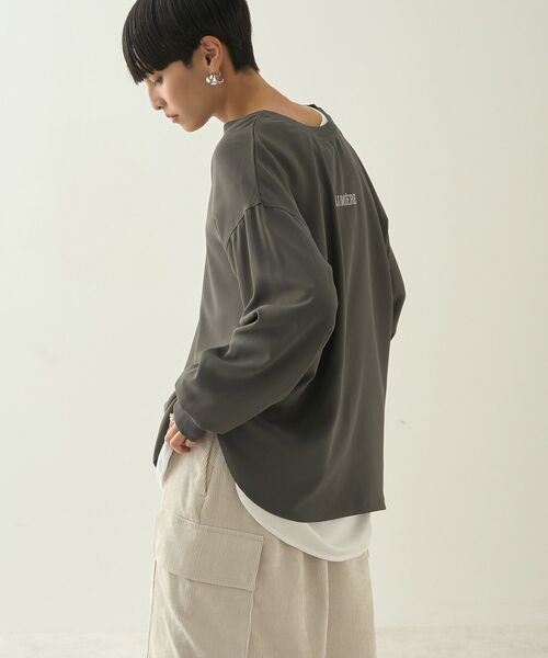 AMERICAN HOLIC(アメリカンホリック)の「2WAYジョーゼットロゴプルオーバー(Tシャツ/カットソー・レディース・オフホワイト/チャコールグレー・M/L)」の3枚目の写真