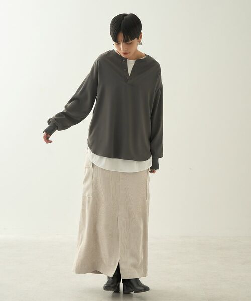 AMERICAN HOLIC(アメリカンホリック)の「2WAYジョーゼットロゴプルオーバー(Tシャツ/カットソー・レディース・オフホワイト/チャコールグレー・M/L)」の4枚目の写真