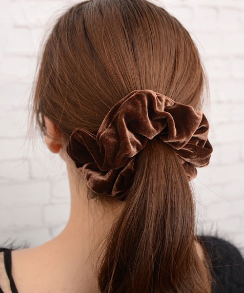 VIBGYOR Women（ヴィブジョー　ウィメン）の「【float】ベロア 光沢 ビッグシュシュ【10色展開】（シュシュ・レディース・ブラック/オリーブ/ダークラベンダー/モカ/ベージュ/インディゴブルー/ラベンダー/ブラウン/コーラルピンク/ワインレッド・FREE）」の2枚目の写真