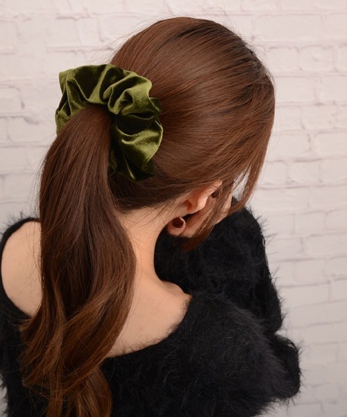 VIBGYOR Women（ヴィブジョー　ウィメン）の「【float】ベロア 光沢 ビッグシュシュ【10色展開】（シュシュ・レディース・ブラック/オリーブ/ダークラベンダー/モカ/ベージュ/インディゴブルー/ラベンダー/ブラウン/コーラルピンク/ワインレッド・FREE）」の5枚目の写真