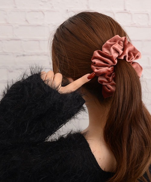 VIBGYOR Women（ヴィブジョー　ウィメン）の「【float】ベロア 光沢 ビッグシュシュ【10色展開】（シュシュ・レディース・ブラック/オリーブ/ダークラベンダー/モカ/ベージュ/インディゴブルー/ラベンダー/ブラウン/コーラルピンク/ワインレッド・FREE）」の9枚目の写真