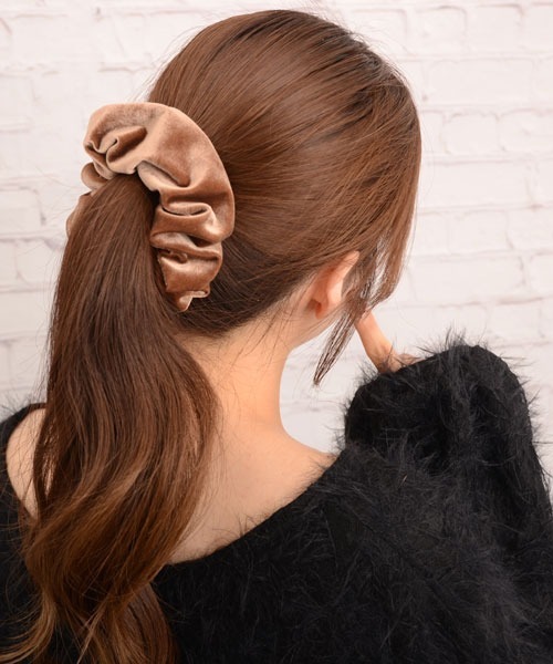 VIBGYOR Women（ヴィブジョー　ウィメン）の「【float】ベロア 光沢 ビッグシュシュ【10色展開】（シュシュ・レディース・ブラック/オリーブ/ダークラベンダー/モカ/ベージュ/インディゴブルー/ラベンダー/ブラウン/コーラルピンク/ワインレッド・FREE）」の3枚目の写真